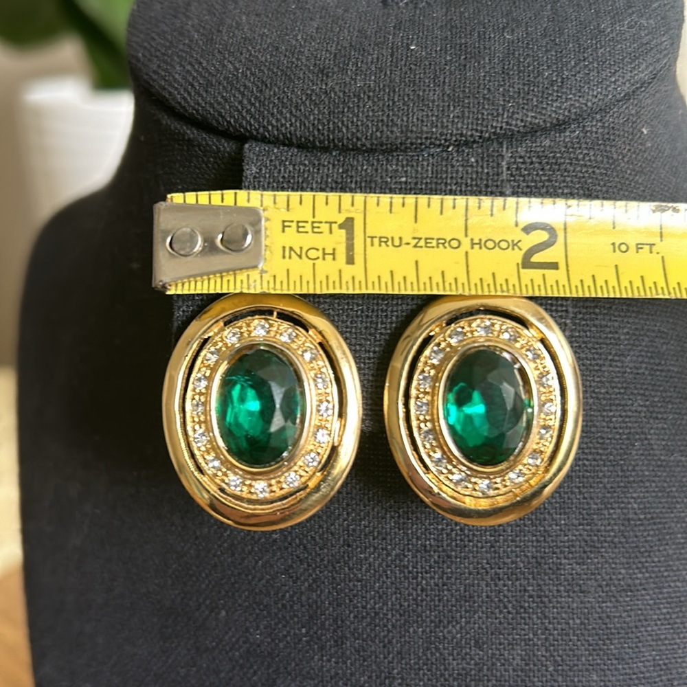 Vintage Faceted Emerald Colored Clip On Earrings - Picture 6 of 6